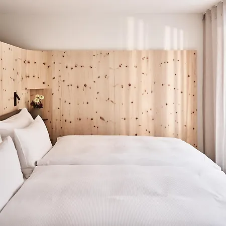 Hotel The 4*